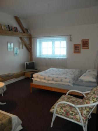 ložnice v malém apartmá