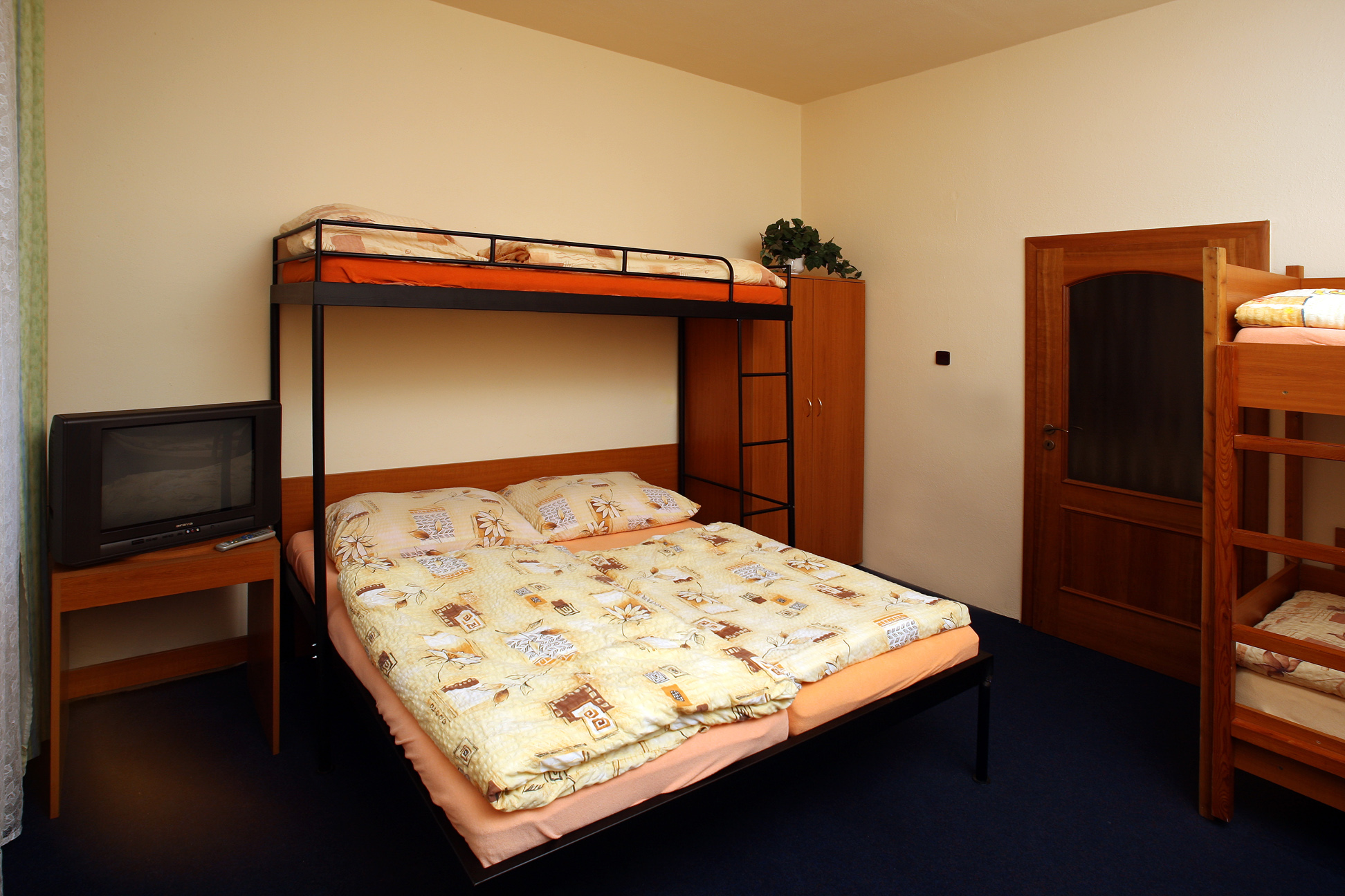 EURO HOSTEL PLZE�